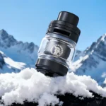 Γενική φωτογραφία του μαύρου Z Sub Ohm Tank 5 σε μια χιονισμένη κορυφή.